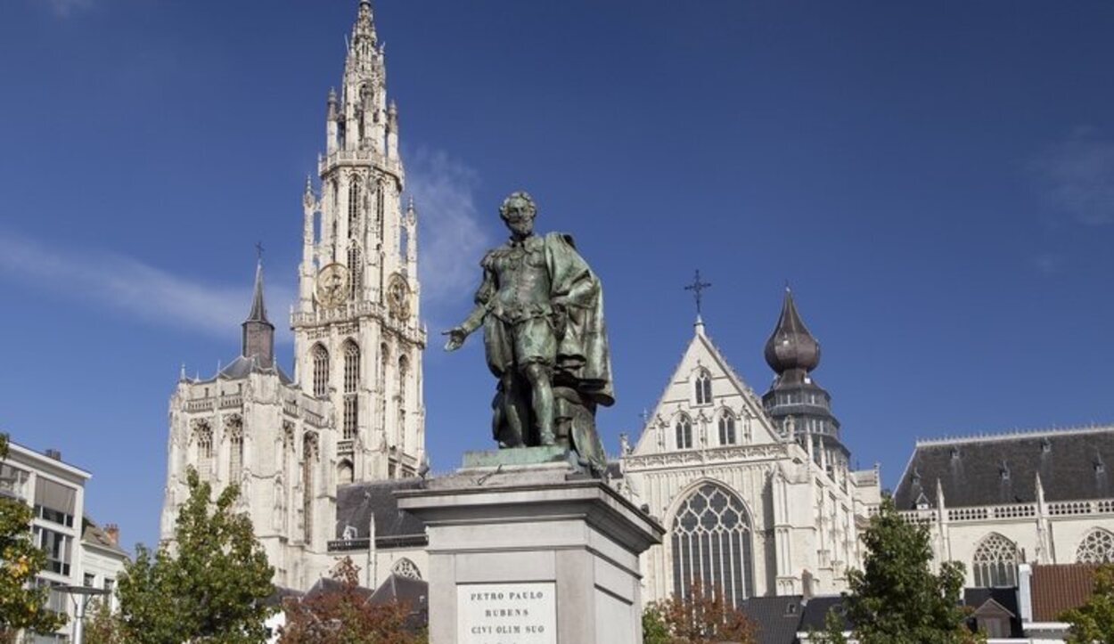 La estatua de Rubens y en el fondo la Catedral de Amberes