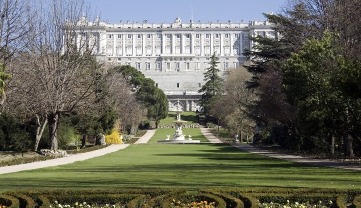 El Campo del Moro está situado detrás del portentoso Palacio Real