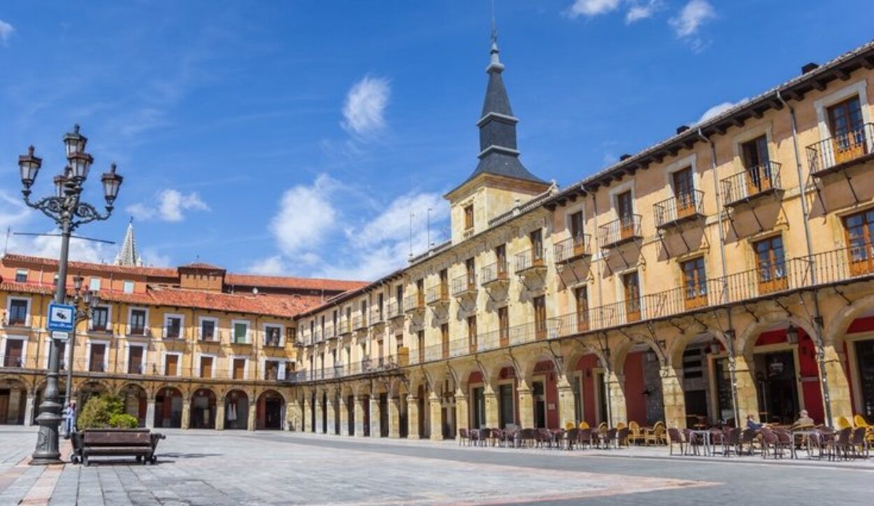 La Plaza Mayor era el gran centro comercial de la ciudad durante la Edad Media y hasta el siglo XIX