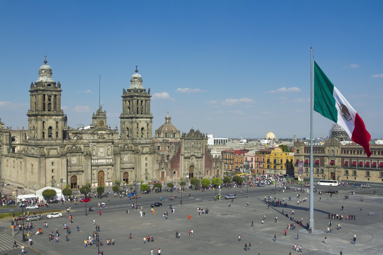 La Plaza de la Constitución o El Zócalo es uno de los lugares más hermosos de México DF