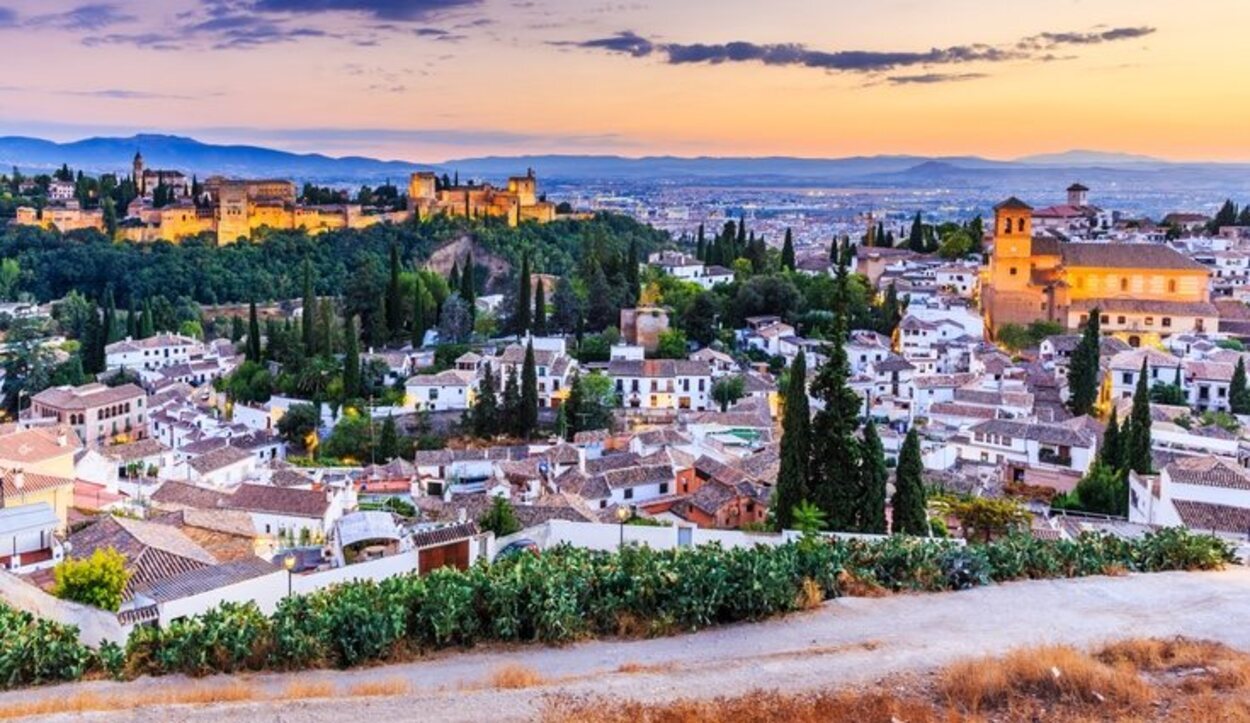 Vista aérea de Granada con La Alhambra iluminada