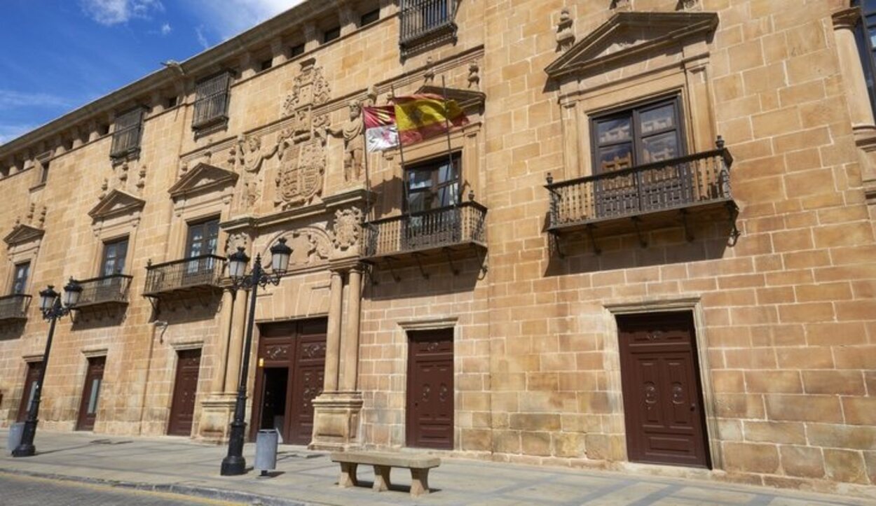 En su fachada destaca su portada con el escudo de la familia López de Ríos y Salcedo