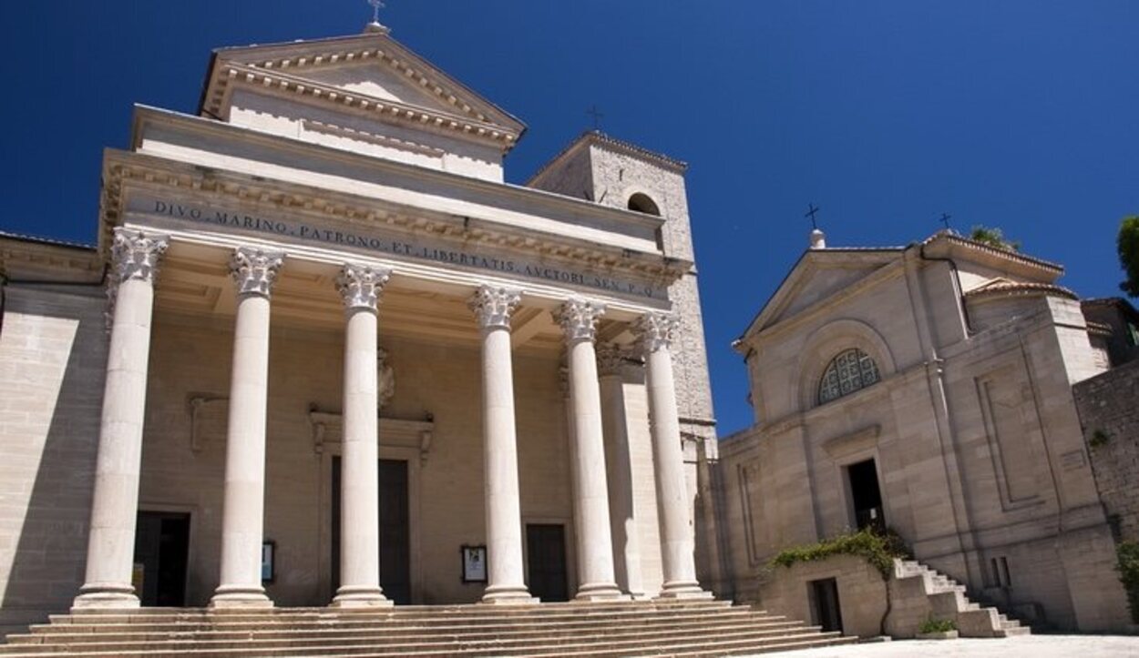 Ubicada en la Piazza Domus Plebis, es la principal iglesia católica de San Marino
