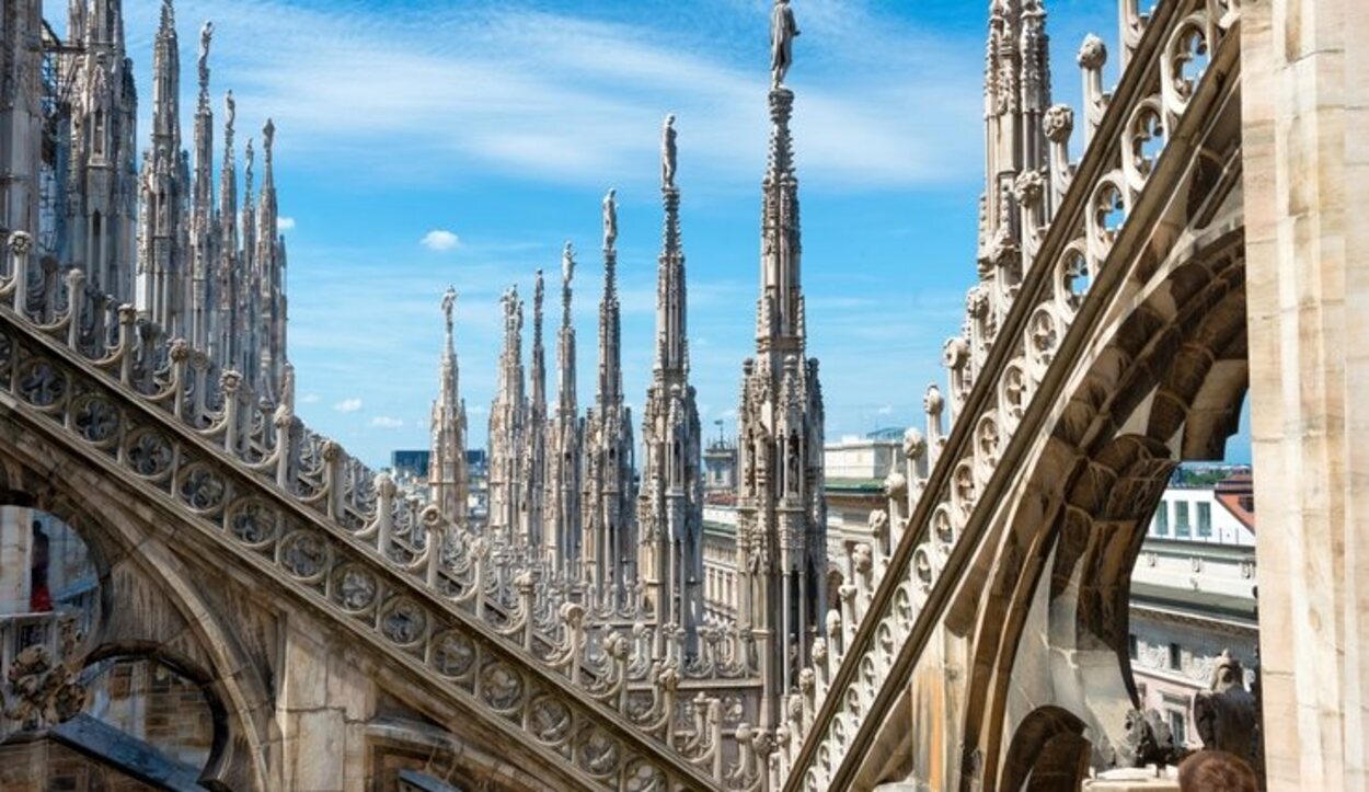 En la Plaza del Duomo está la catedral de Milán que impresiona por su tamaño, diseño y antigüedad
