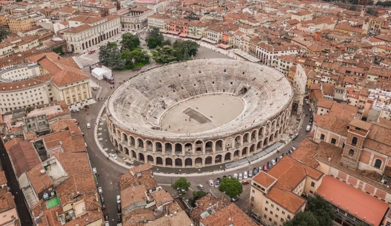 a Arena de Verona es un antiguo anfiteatro perteneciente a la época romana