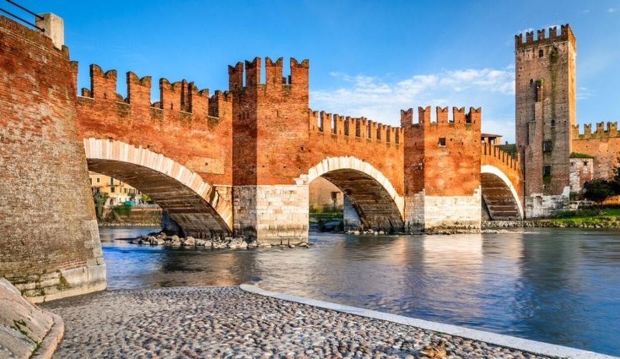 El Puente Castelvecchio es medieval del siglo XIV y cuenta con un museo