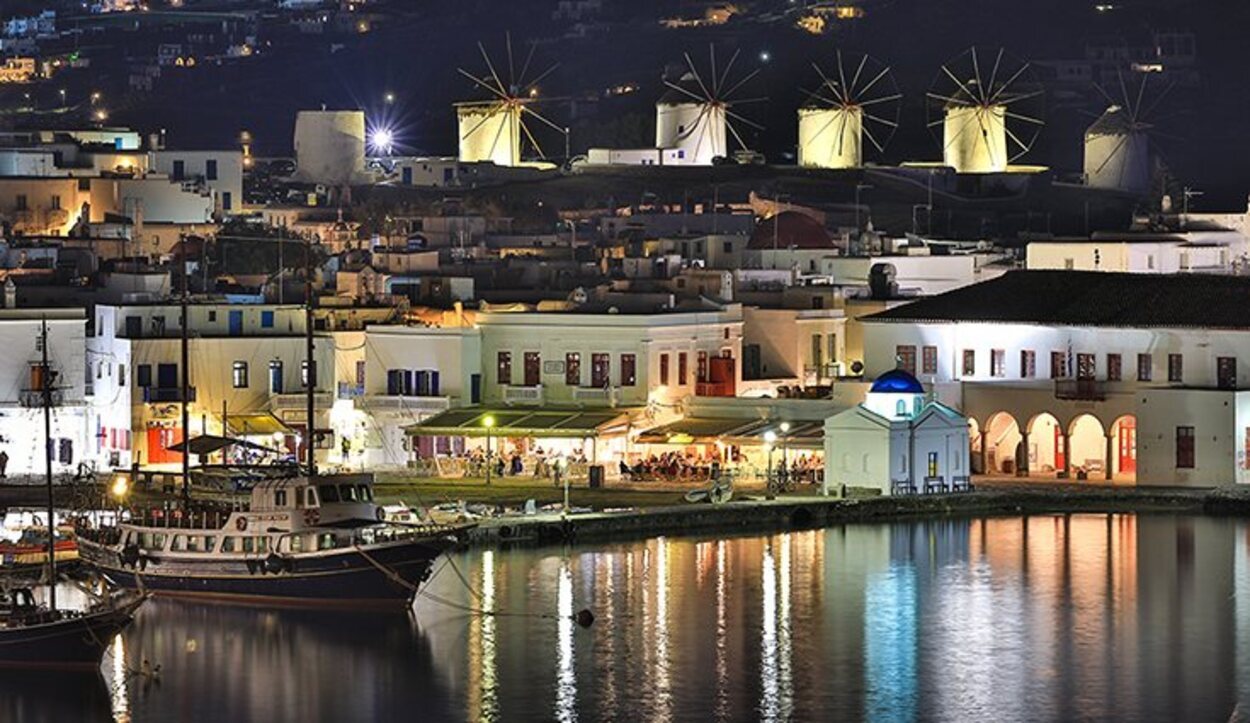  Mykonos es una isla que de por si es elegante por lo que su fiesta tiene una magia especial
