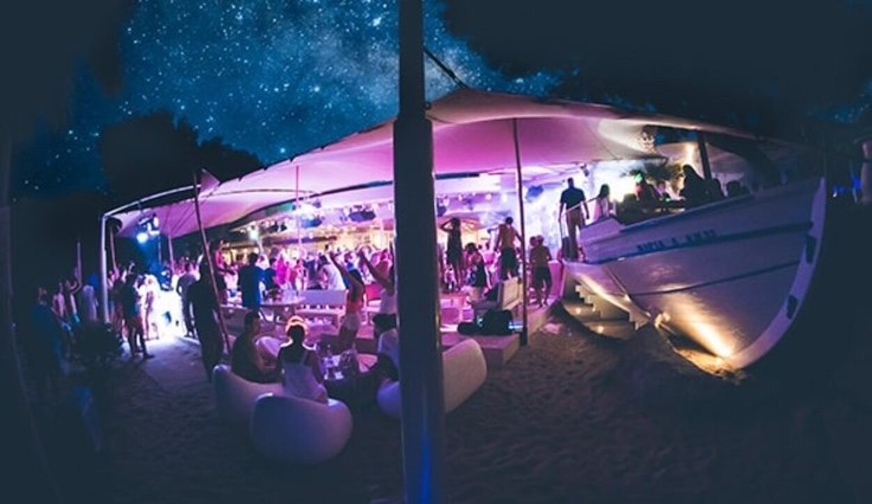 Super Paradise Beach Club es una de las discotecas más famosas de Mykonos | Foto: Superparadise.com
