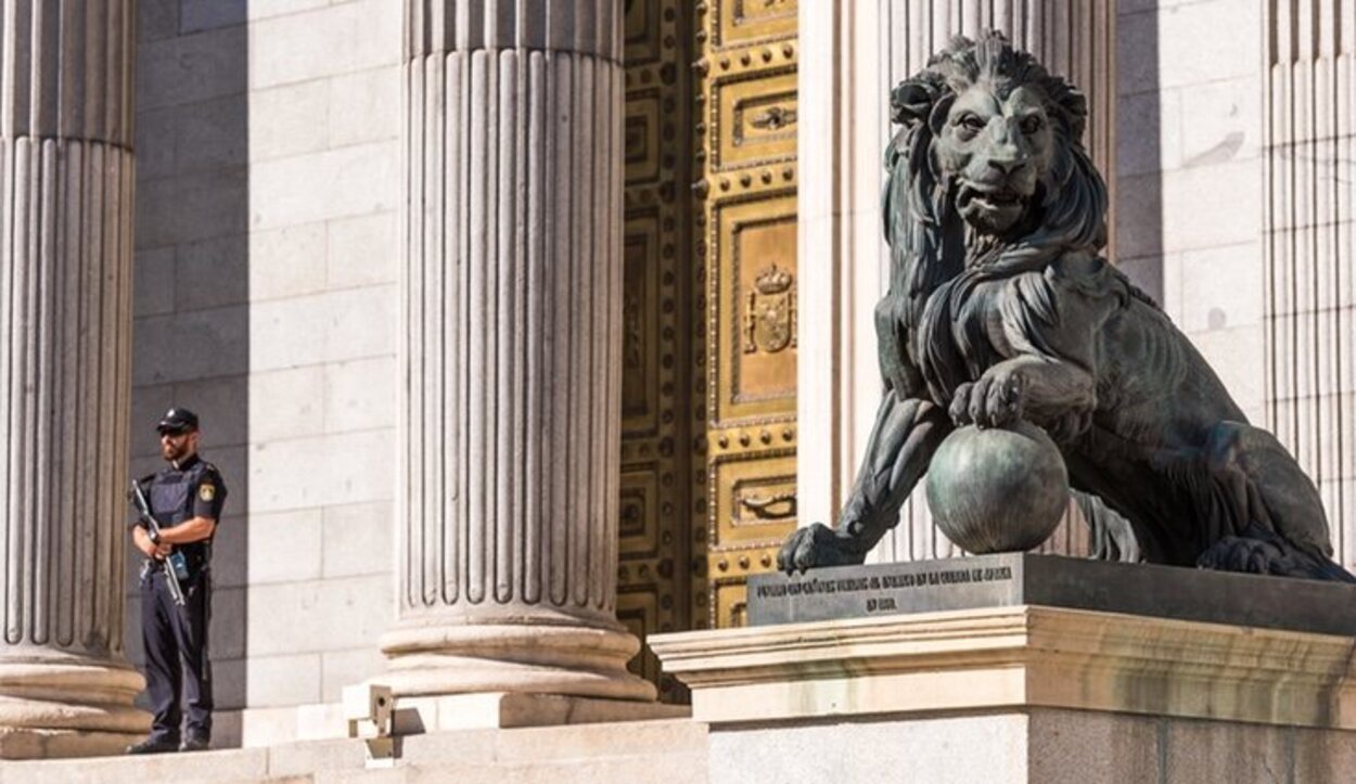 Los leones de la escalinata se han convertido en el símbolo del Congreso de los Diputados