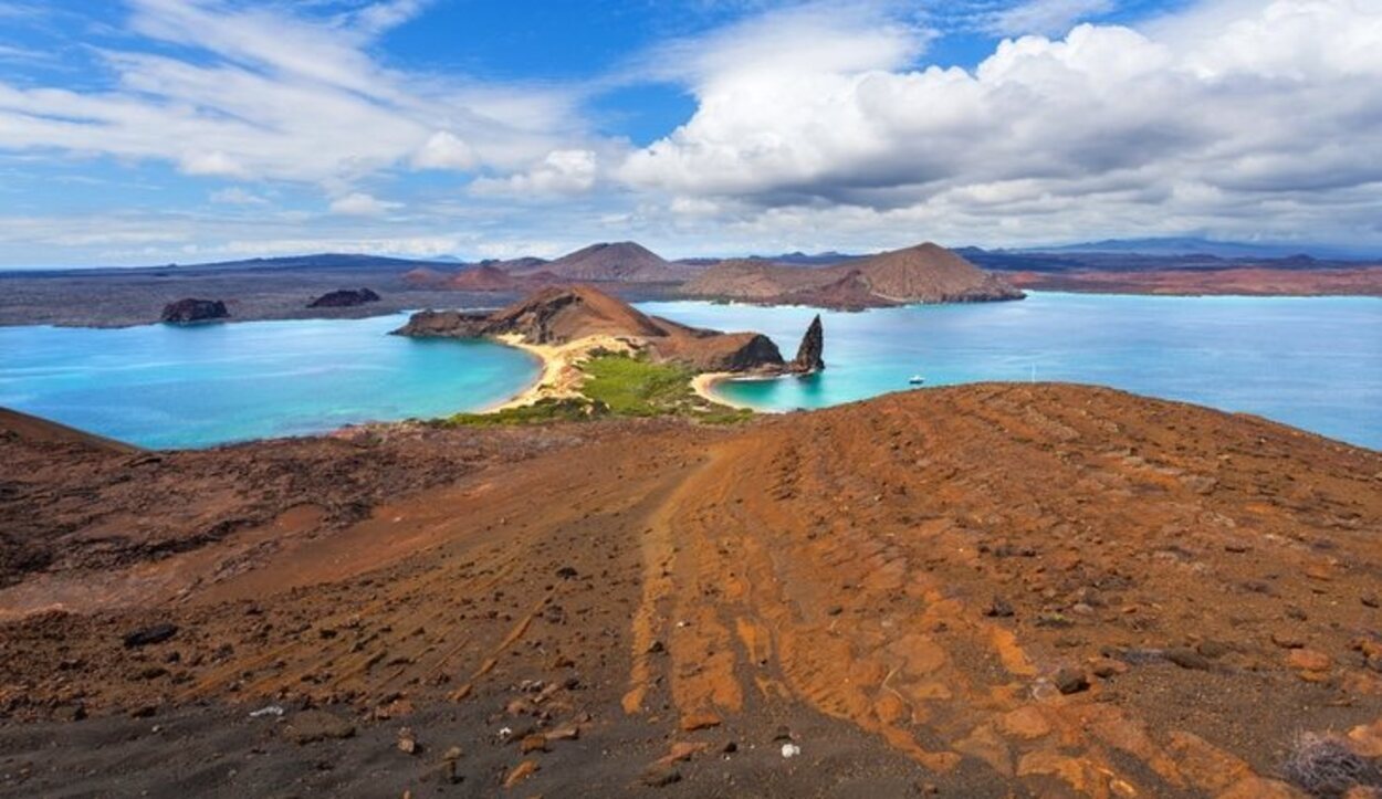 Es un archipiélago formado por insólitas islas de origen volcánico pertenecientes a Ecuador