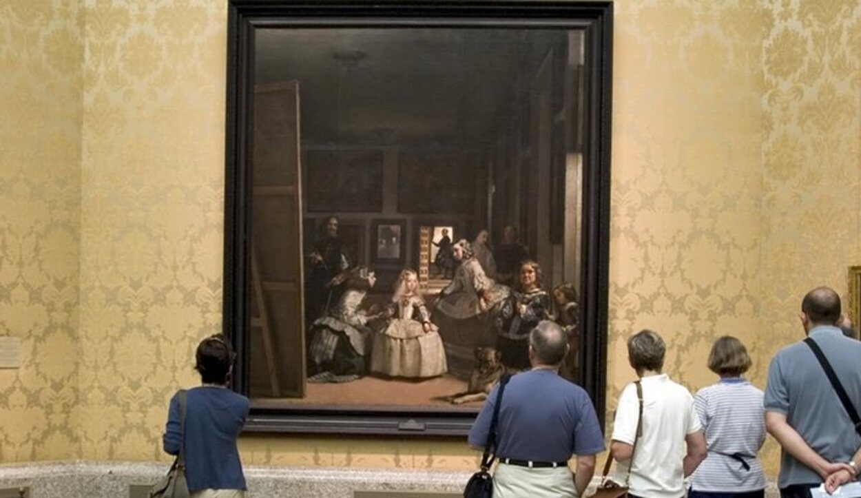 Visitantes del Museo del Prado contemplando el cuadro de Las Meninas de Velázquez
