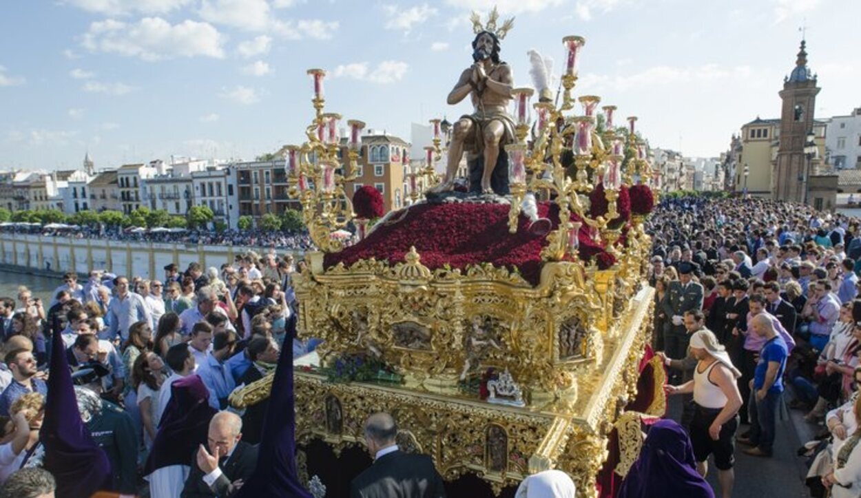 En La Madrugá, las cofradías procesionan desde la madrugada del Jueves Santo hasta el mismo Viernes Santo por la mañana