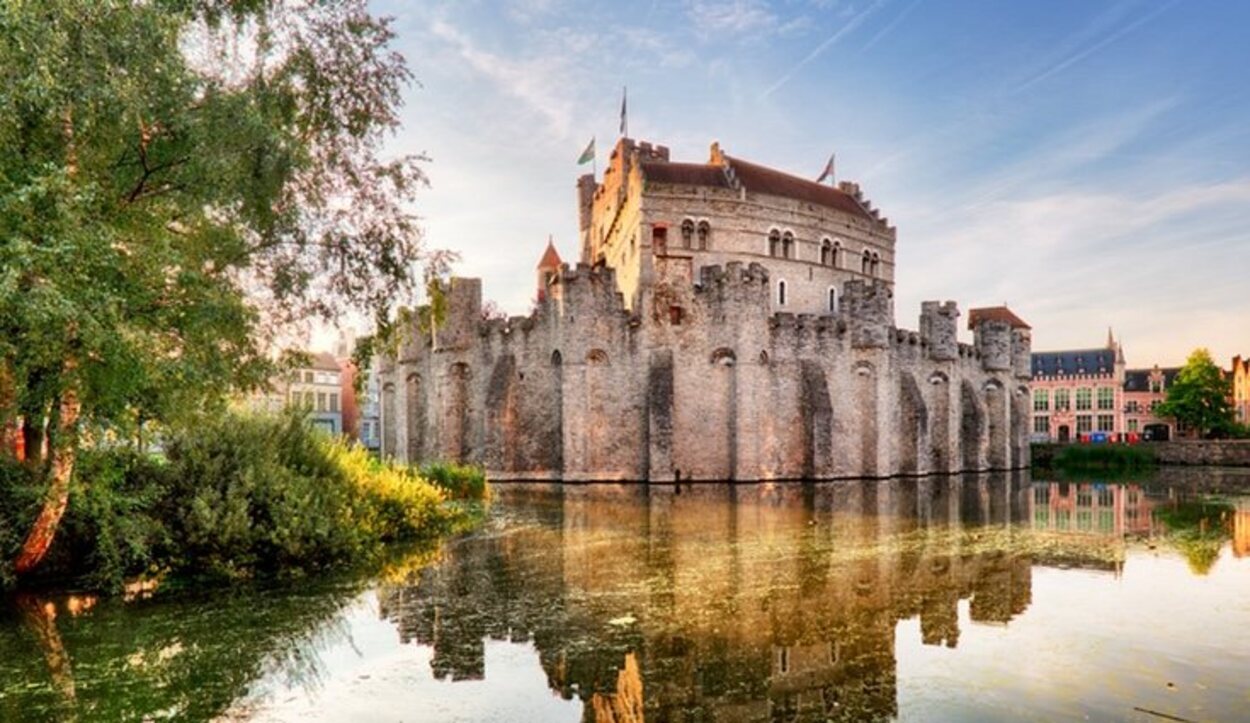 Castillo de los Condes de Flandes o Gravensteen, sobre el río Lys