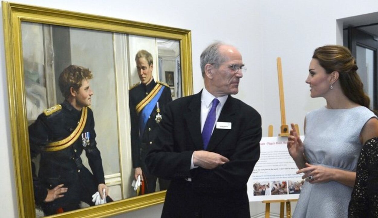 Kate Middleton pasa delante de un retrato de los Príncipes Guillermo y Harry en la National Portrait Gallery
