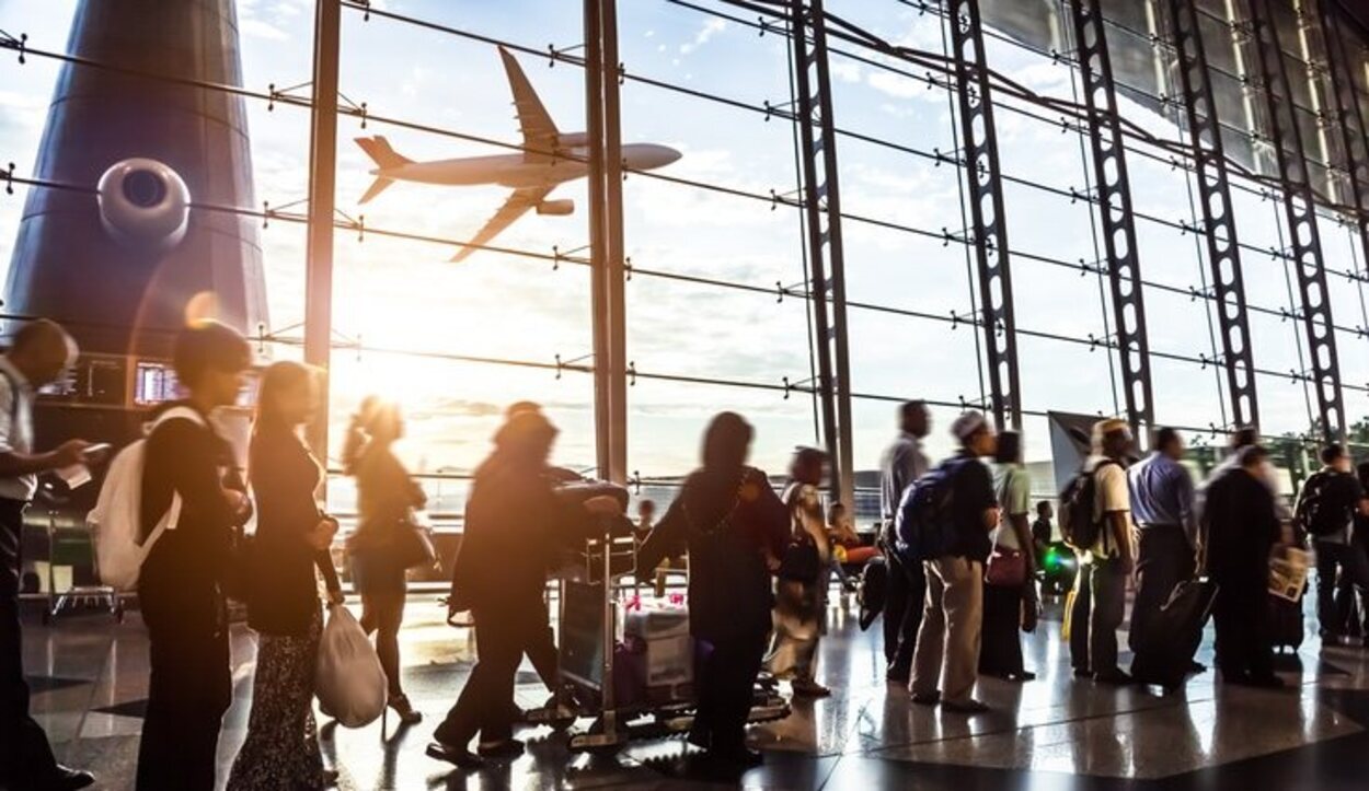Muchos turistas deciden embarcarse en un avión para tratar de desconectar de la rutina