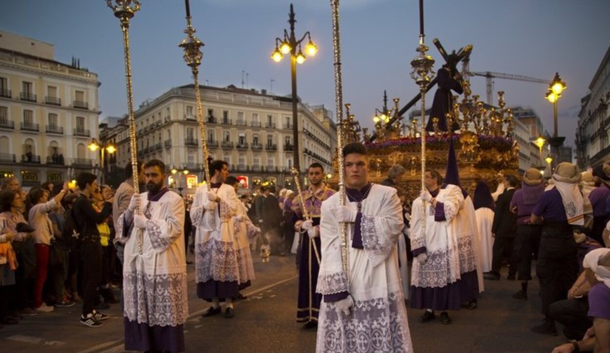Muchas de las procesiones pasan por la Puerta del Sol