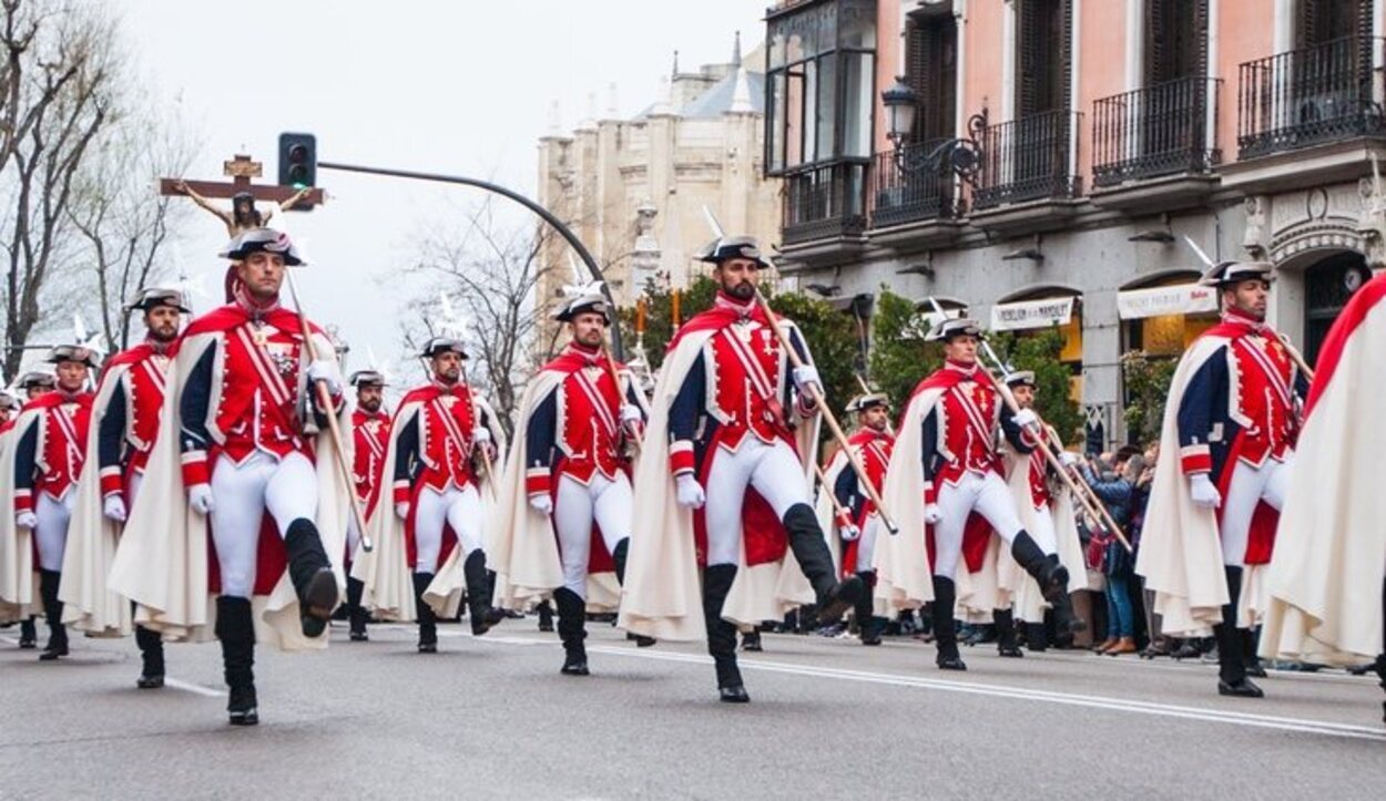 Los alabarderos durante la procesión por Madrid