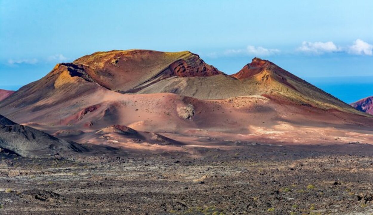 El Parque Nacional del Timanfaya es uno de los conjuntos volcánicos más impresionantes del mundo