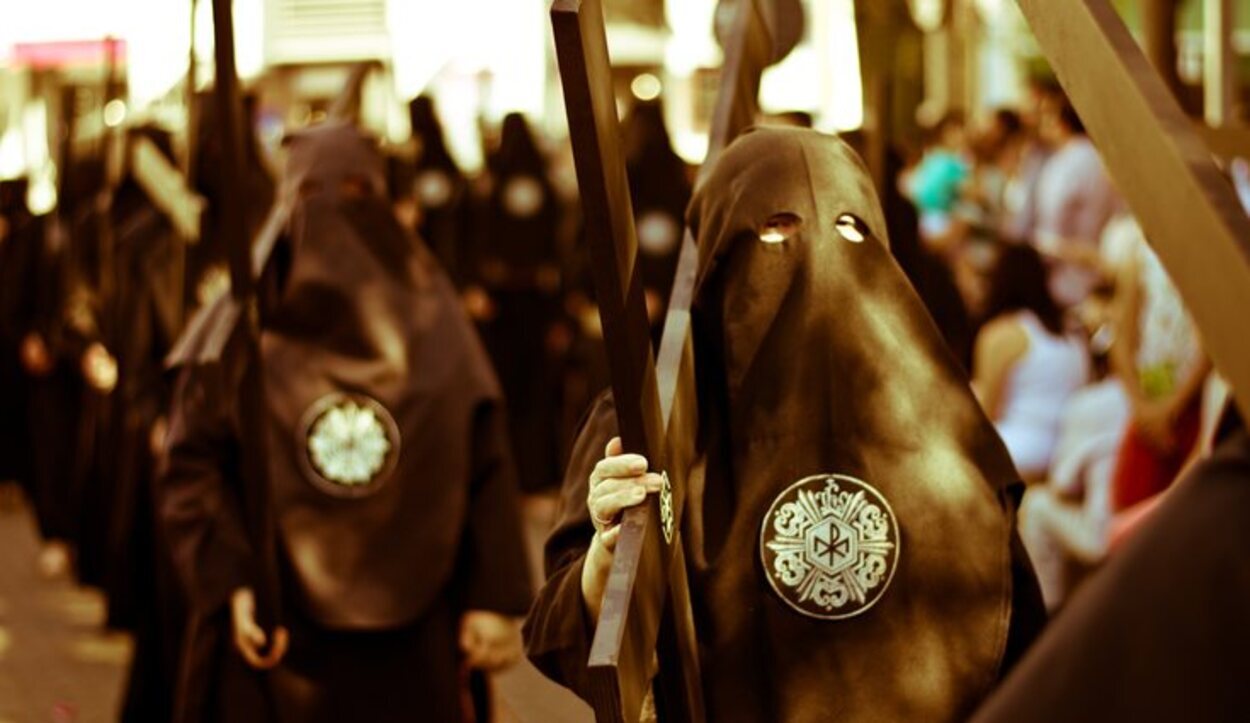 La Hermandad Cristo de Burgos se caracteriza por llevar túnicas negras