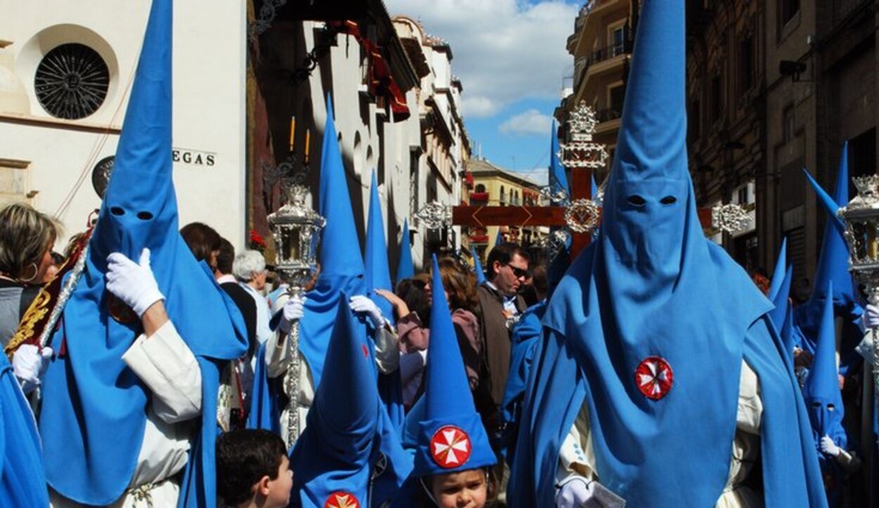 La hermandad de San Esteban visten túnicas color celeste