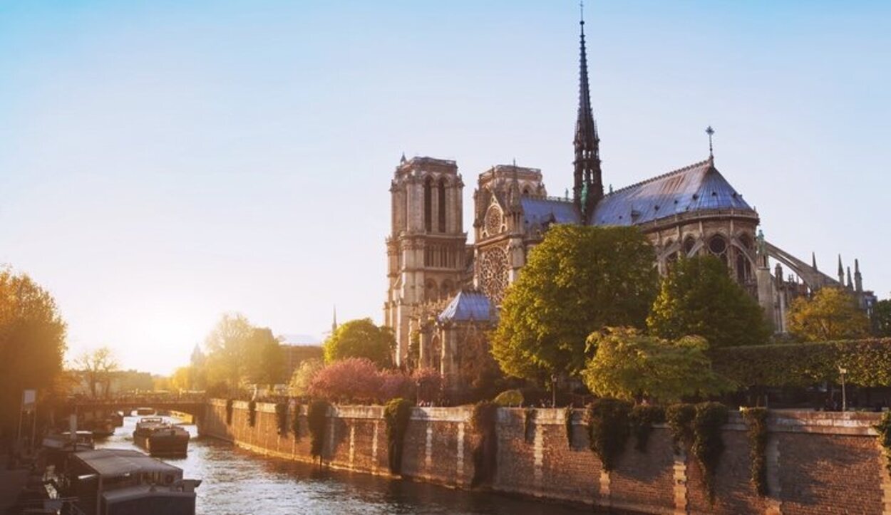 La Catedral de París reluce en la isla del río Sena