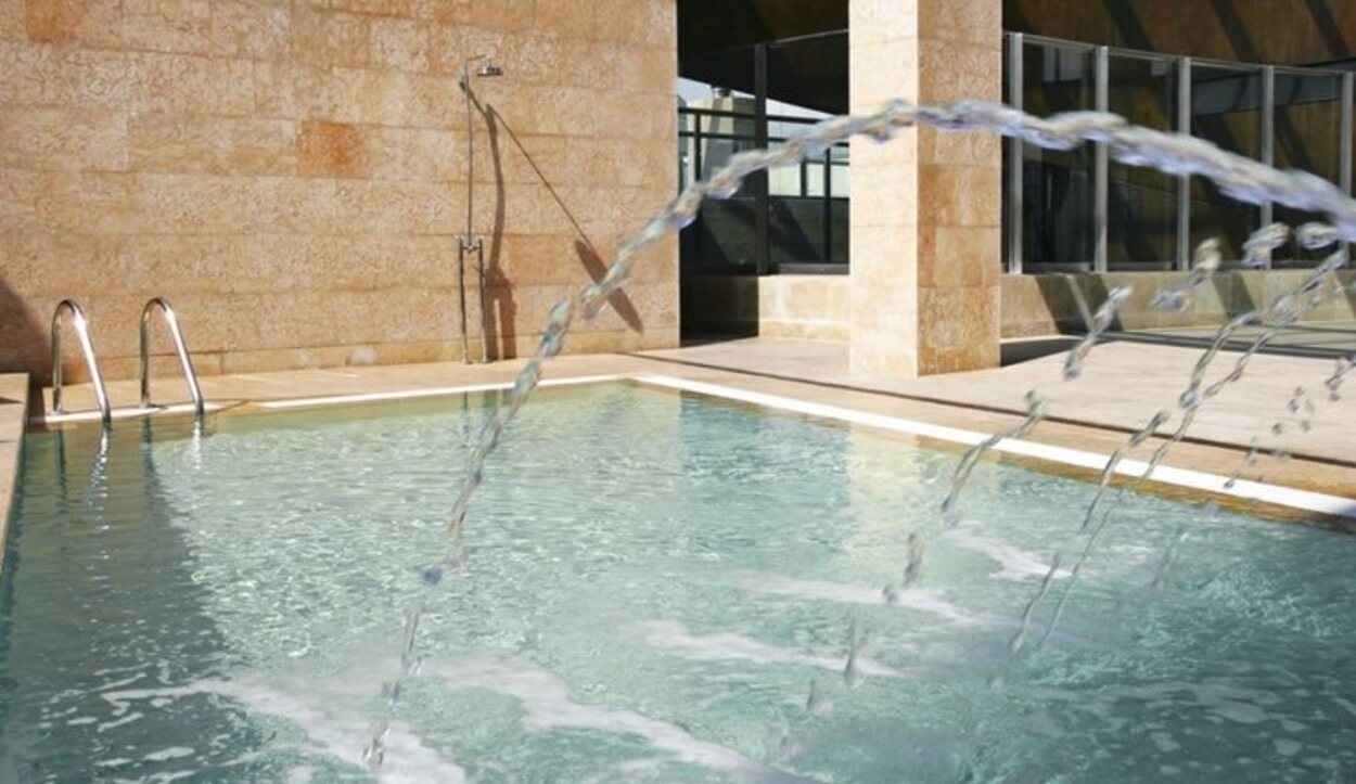Lo que más llama la atención del Hotel Urban G.L es su impresionante piscina exterior | Foto: Hotel Urban
