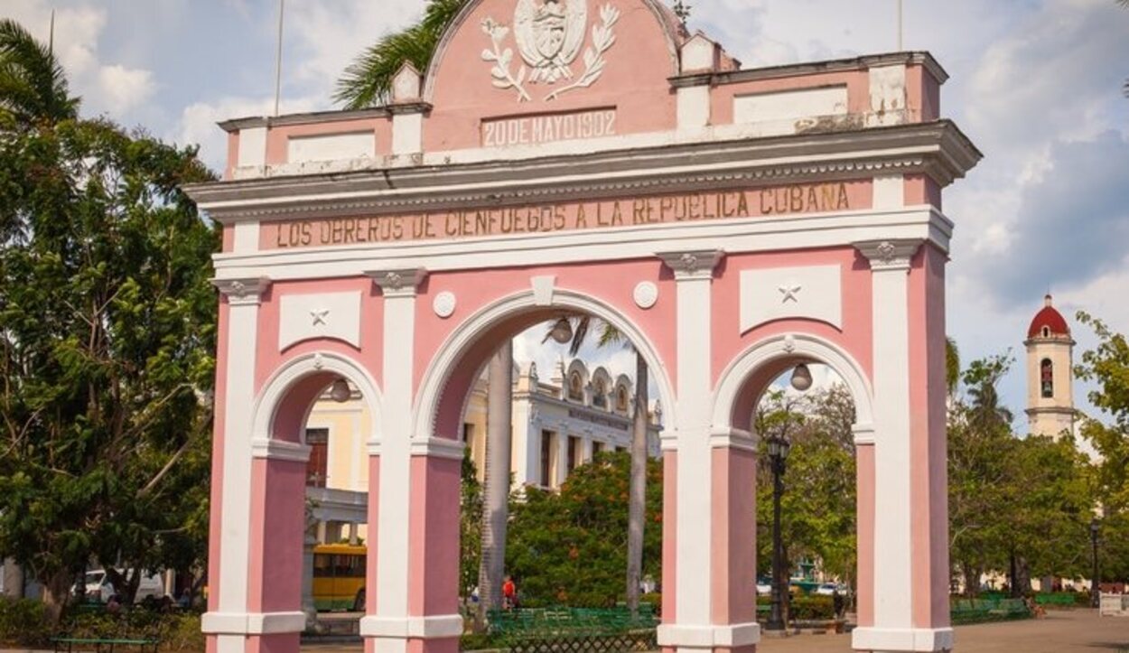 El arco del triunfo de Cienfuegos esta dedicado a la independencia de Cuba