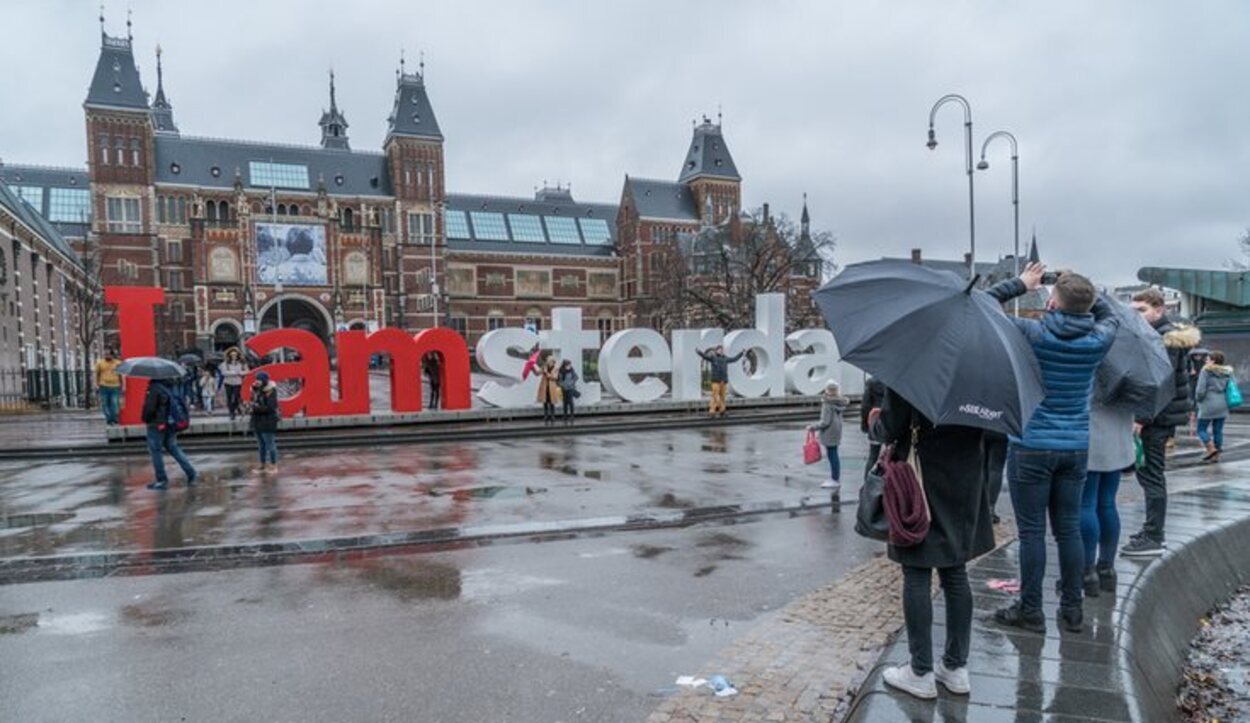 Si viajas a Amsterdam, no olvides llevar paraguas en la maleta
