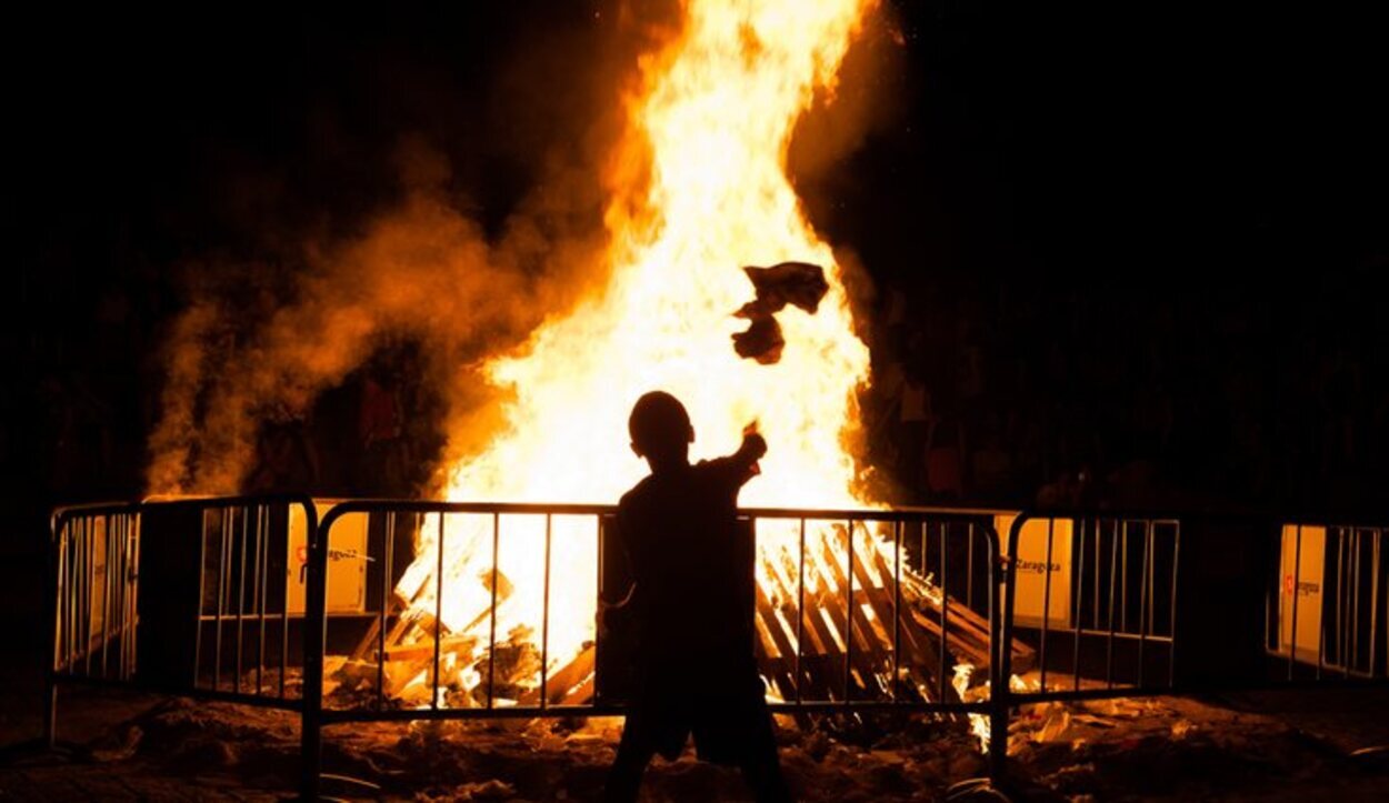 En la quema de júas se arrojan muñecos al fuego para alejar los males
