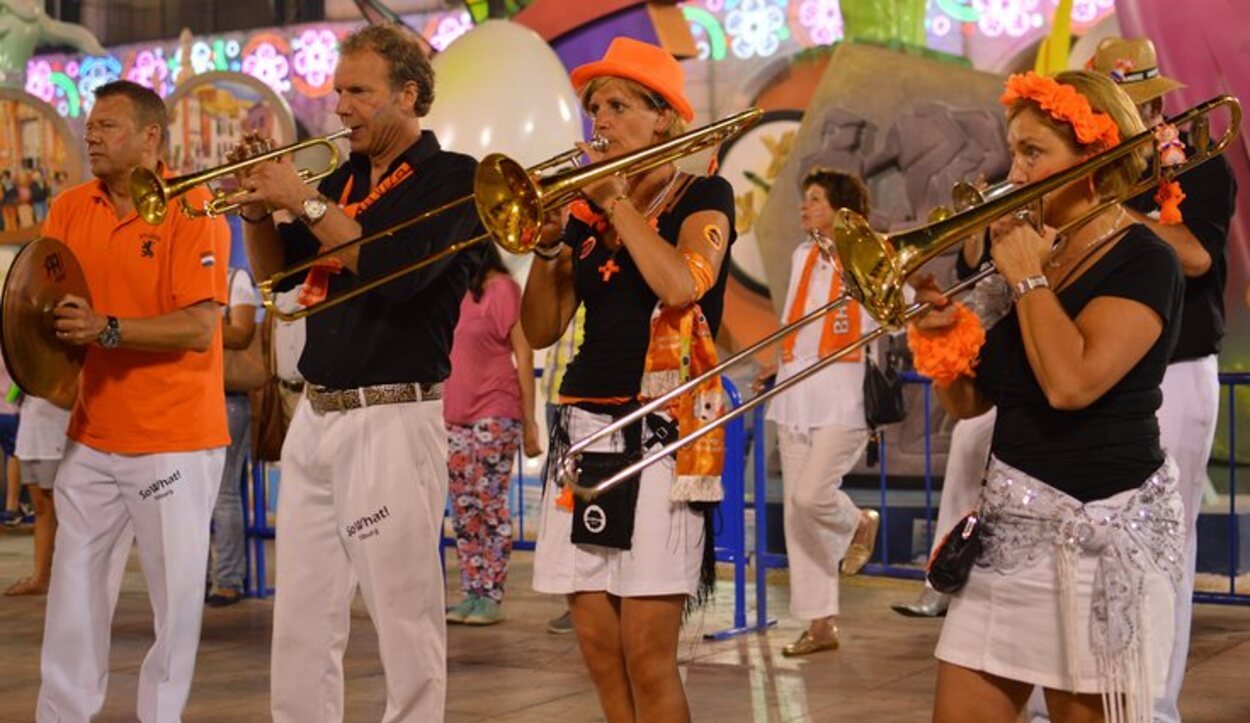 Los desfiles musicales se suceden durante la Noche de San Juan en Alicante