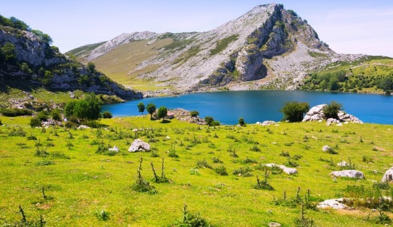 En las profundidades de este lago se encuentra sumergida una talla de la Virgen de Covadonga