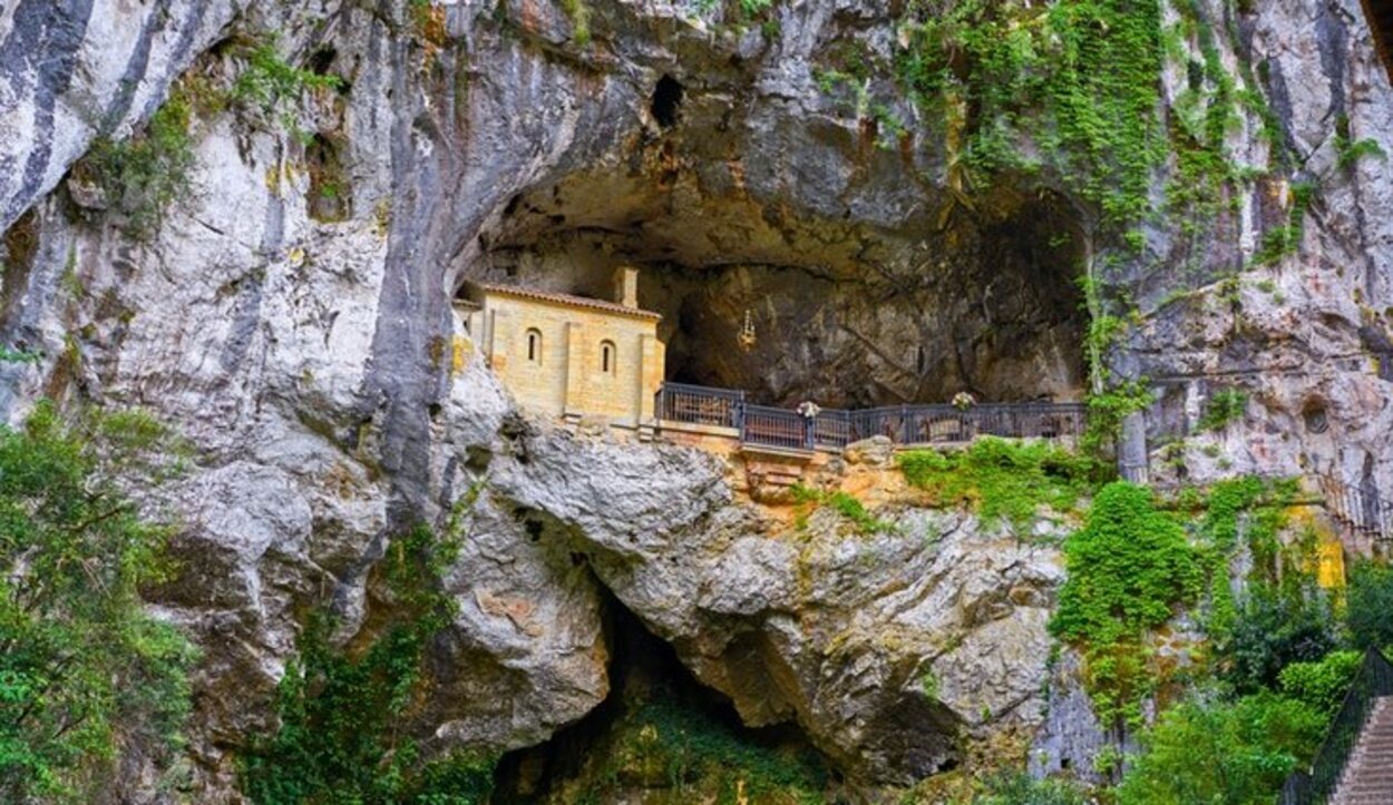 La capilla neorrománica, que se encuentra hoy en día en la cueva, fue levantada en la década de 1940
