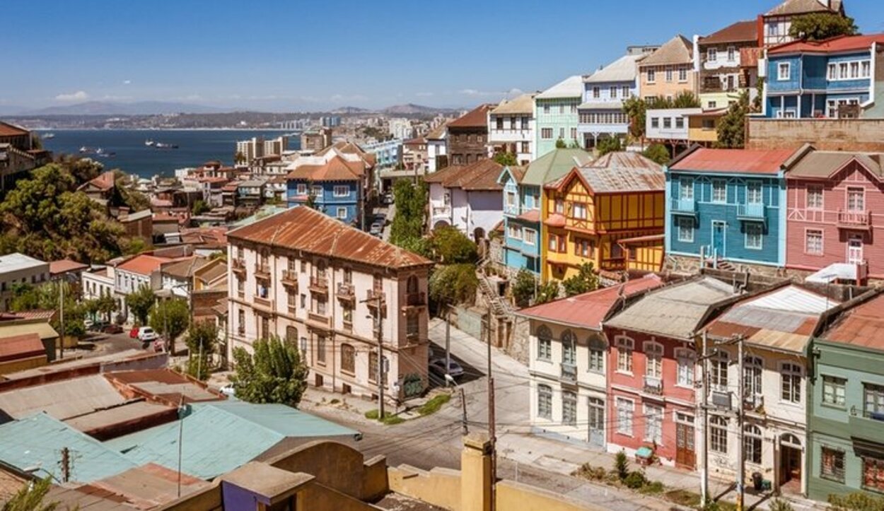 La ciudad de Valparaíso destaca por el colorido de sus casas