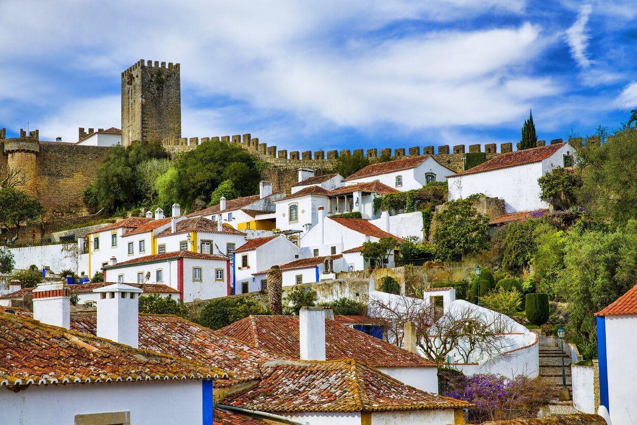 Óbidos es una ciudad fortificada por una gran muralla y un castillo