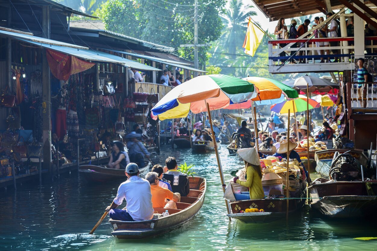 Tailandia es característica por sus mercados flotantes