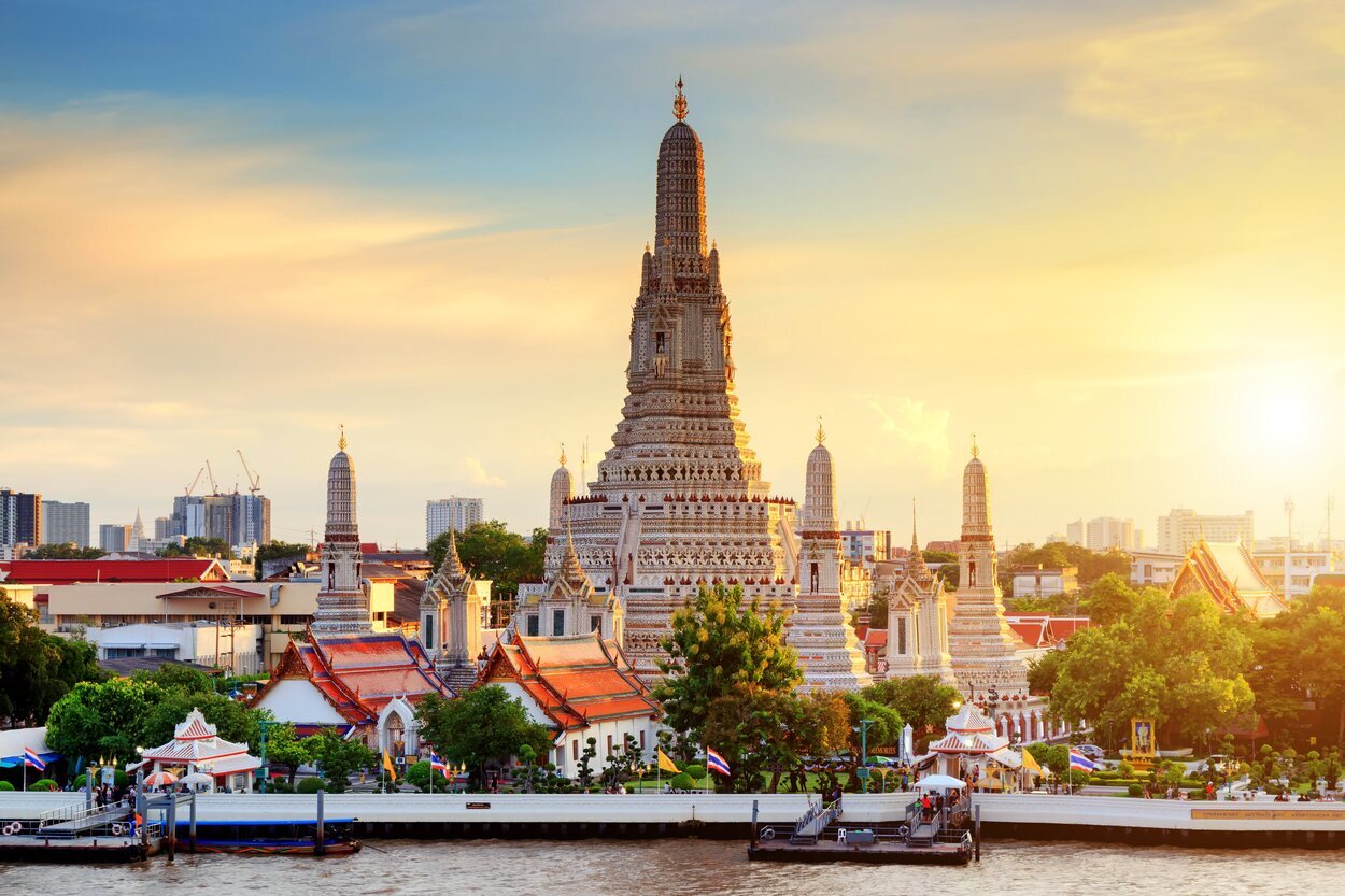 El templo Wat Arun se encuentra a las orillas del río