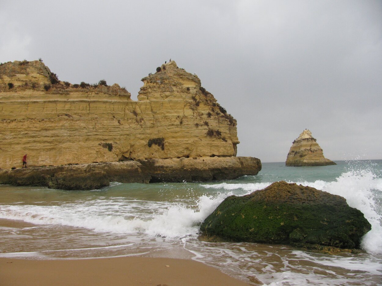 La playa Doña Ana llama la atención por sus formaciones rocosas