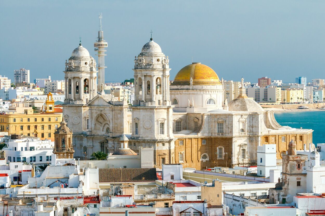 Catedral de Cádiz y su colores blancos y dorados que hacen contraste con el mar