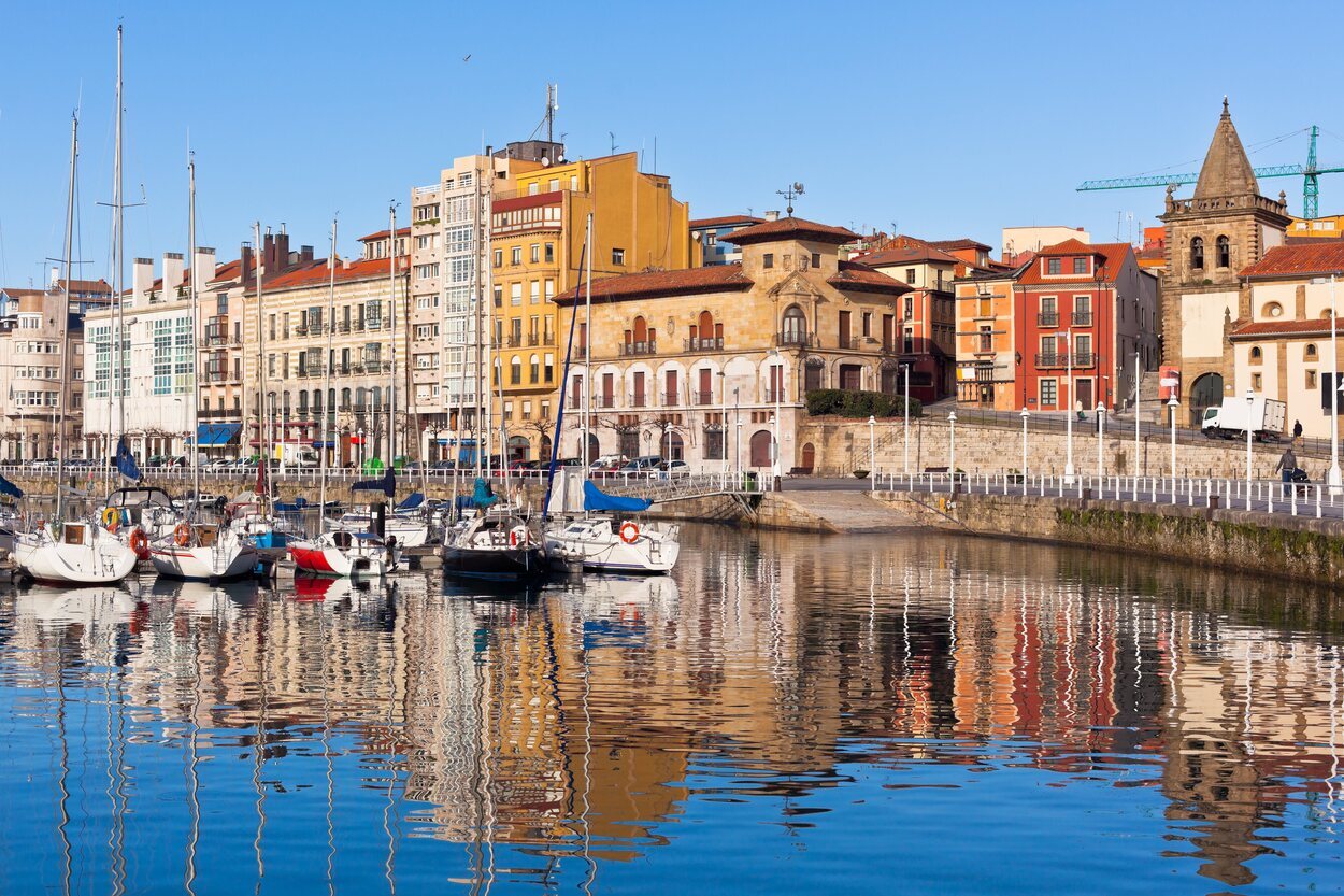 El puerto deportivo de Gijón es uno de los lugares más animados de la ciudad