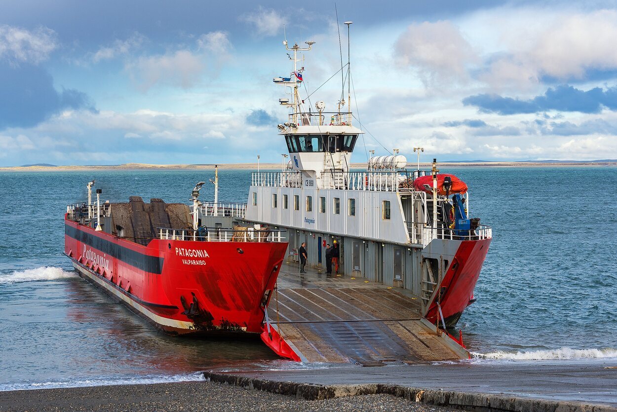 Te puede llevar un ferry hasta isla Navarino desde Ushuaia o Punta Arenas