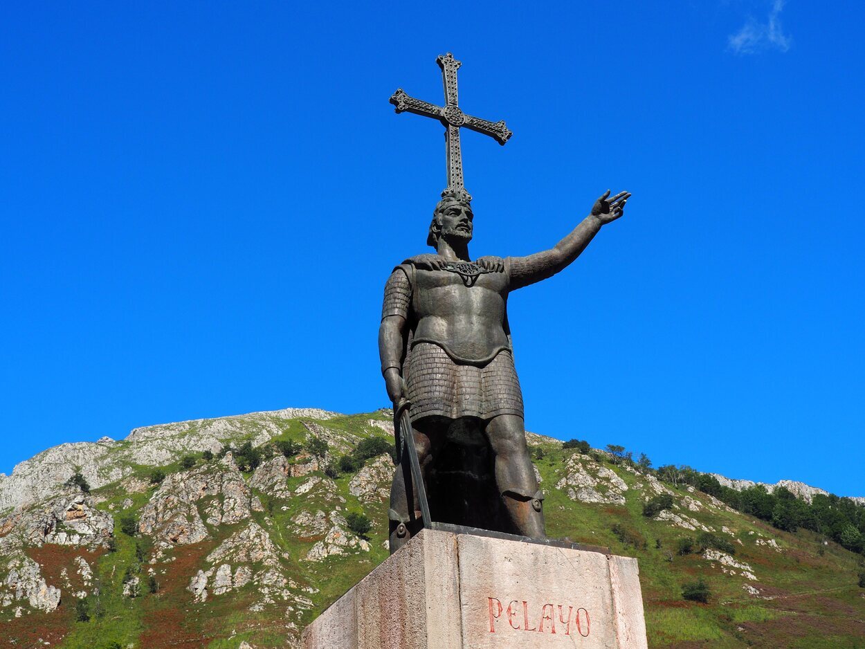 Estatua de Don Pelayo, primer Monarca del Reino de Asturias