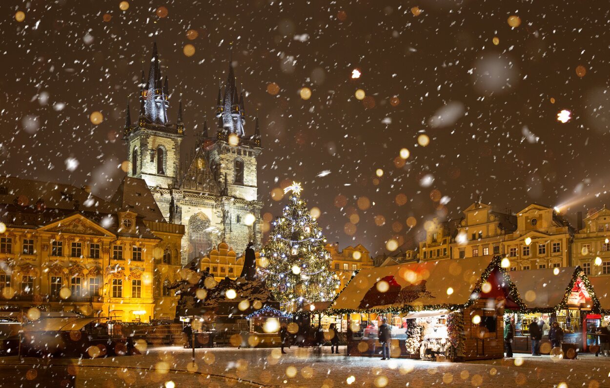 Praga en Navidad nevando