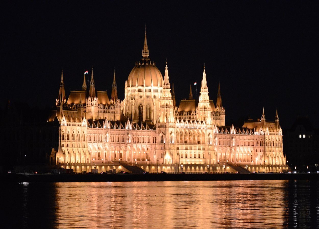 Vista nocturna del Parlamento de Budapest