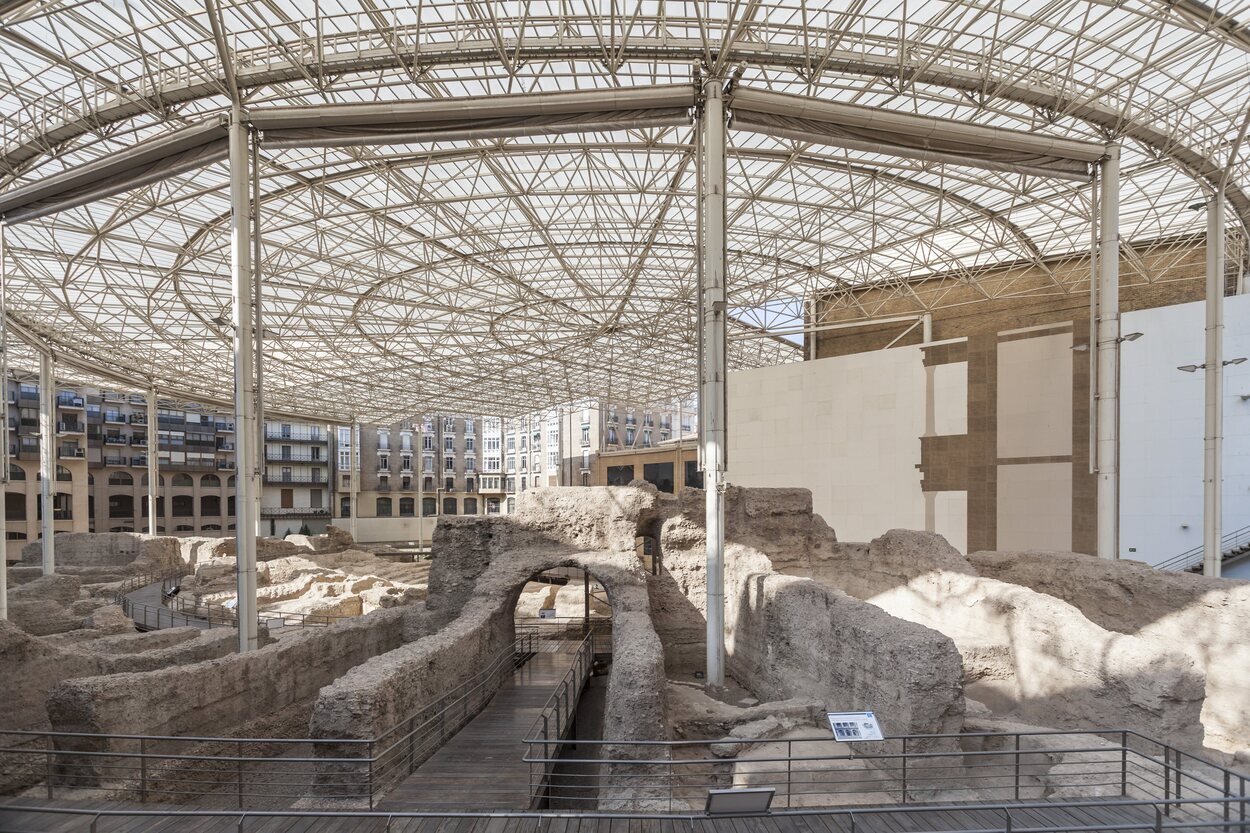 El Museo del Teatro Caesaragusta se puede ver desde fuera o, pagando, caminar entre las ruinas