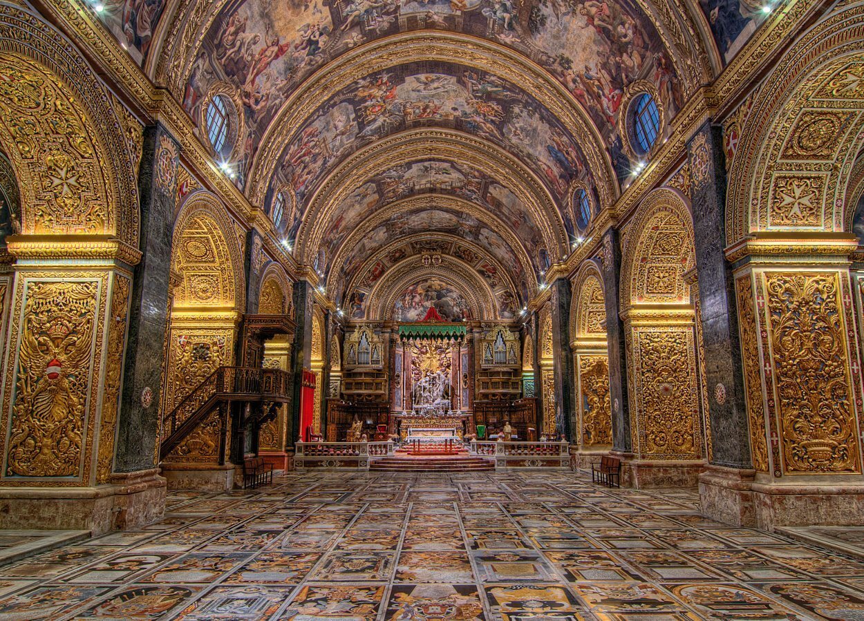 Un recargado interior sobrecoge al acceder a la concatedral de La Valeta