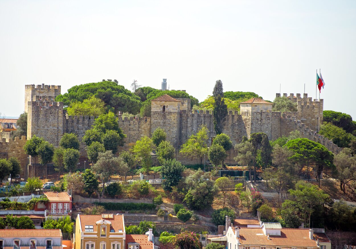 Vista completa del Castillo de San Jorge y sus jardines