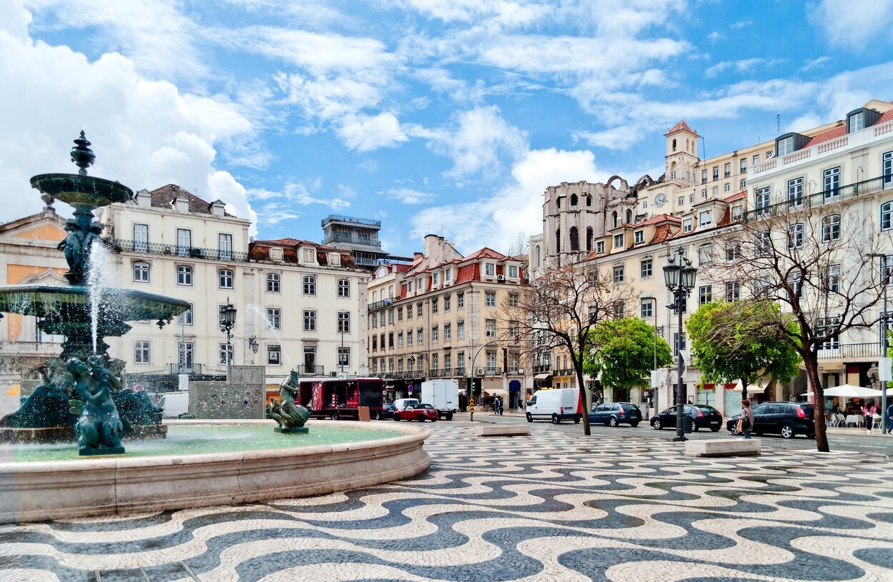 Una de las plazas con mosaicos en blanco y negro en el suelo del barrio de la Baixa