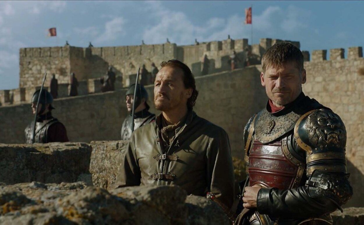 Jaime Lannister y Bronn del Aguasnegras con el castillo de Trujillo de fondo en la serie 'Juego de Tronos'