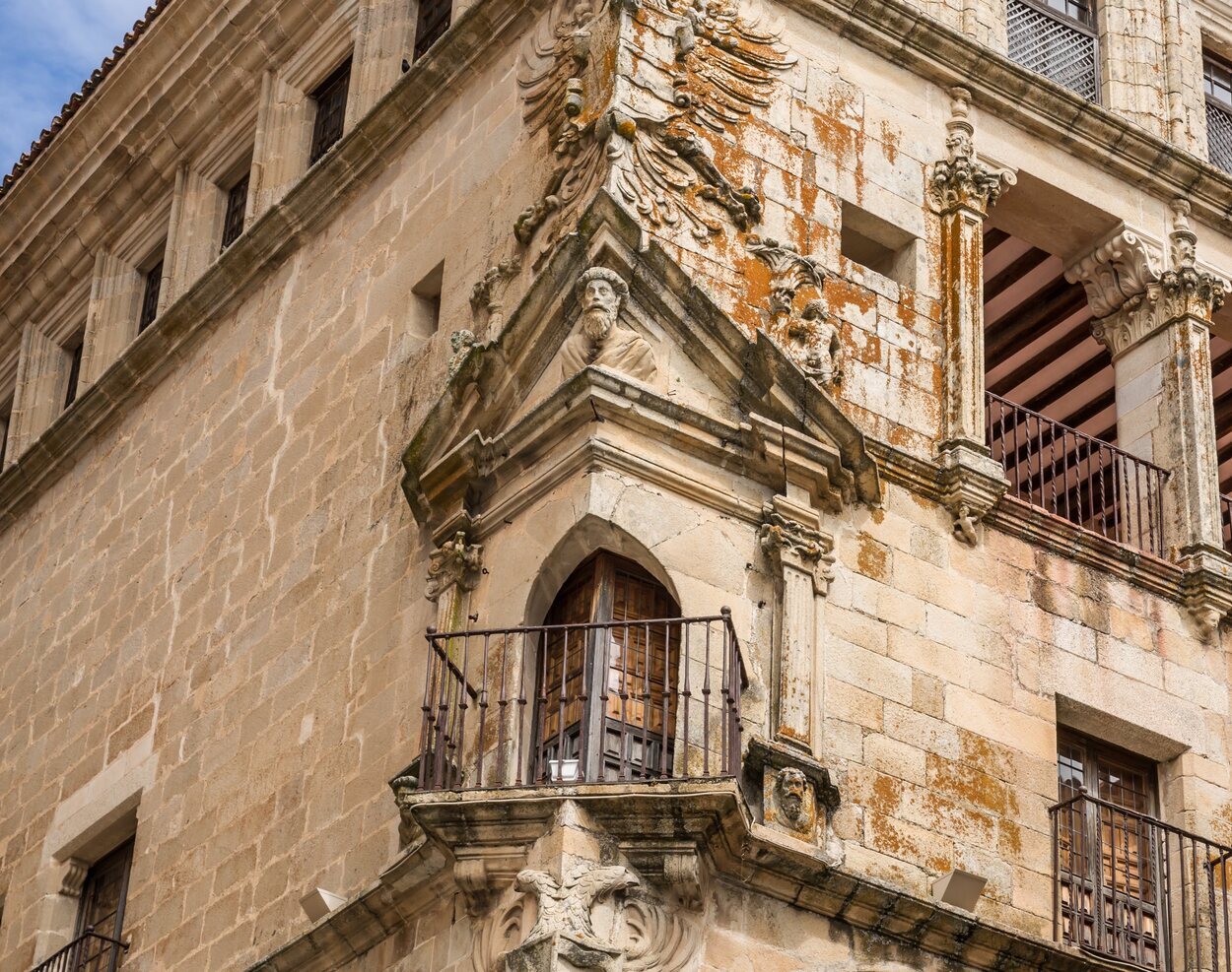 Fachada del Palacio de la Conquista con su característico balcón