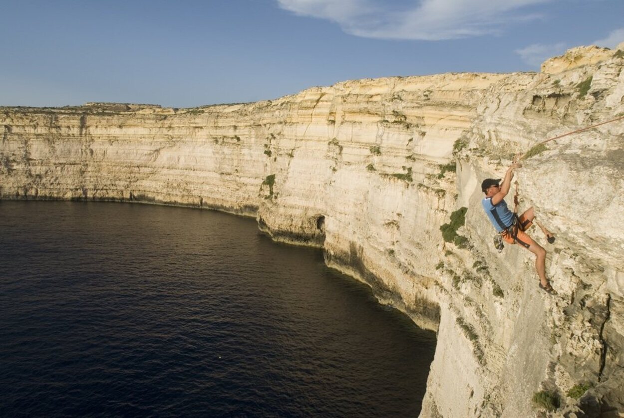 Los acantilados en Gozo hacen de la isla el lugar idóneo para la escalada